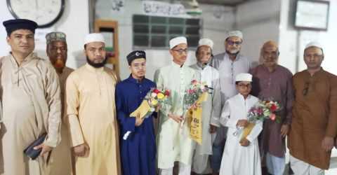 কোরআন ‘এর’ পাখিদের সম্মাননা: বন্দরটিলা শাহ্ প্লাজা জামে মসজিদে পবিত্র খতমে তারাবীহ হাফেজদের ফুলেল সংবর্ধনা