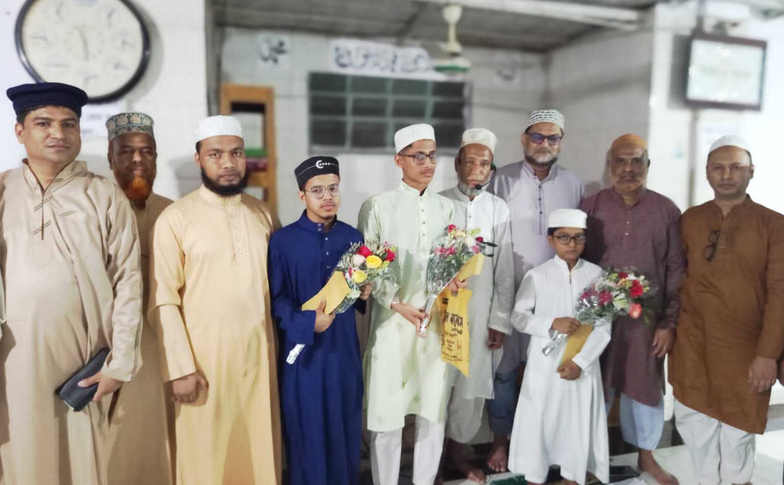কোরআন ‘এর’ পাখিদের সম্মাননা: বন্দরটিলা শাহ্ প্লাজা জামে মসজিদে পবিত্র খতমে তারাবীহ হাফেজদের ফুলেল সংবর্ধনা