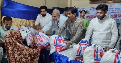 আলকরন ওয়ার্ডে ইফতার সামগ্রী বিতরণকালে আবুল হাশেম বক্কর
