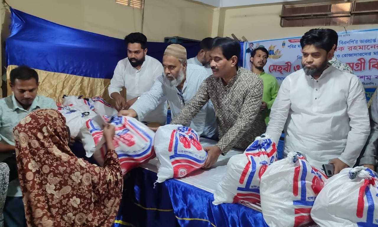 আলকরন ওয়ার্ডে ইফতার সামগ্রী বিতরণকালে আবুল হাশেম বক্কর