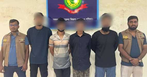 বন্দরের পণ্য পরিবহনের চোর চক্রের ৪ সদস্য আটক চোরাইকৃত ৫১ কাপড়ের রোল উদ্ধার